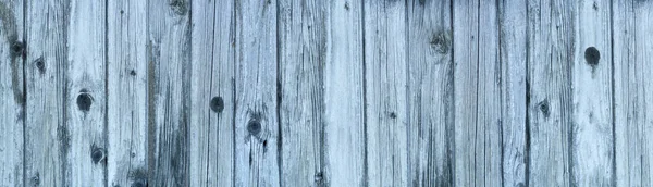 全景特写用部分有孔洞的裂开的垂直板制成的古老的蓝色木墙 — 图库照片