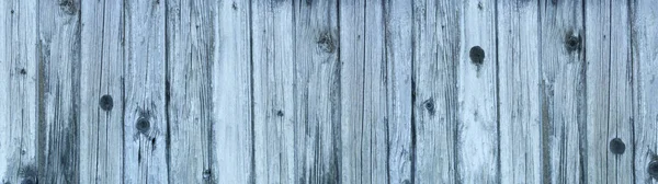 旧的木制墙体 由裂开的垂直蓝色木板制成 部分带有圆孔 全景特写 — 图库照片