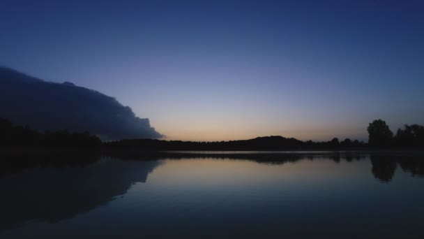 Timelapse tumma pilvet kattavat järven — kuvapankkivideo