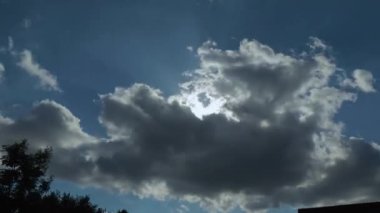 Bulutlu mavi gökyüzü ve güneş