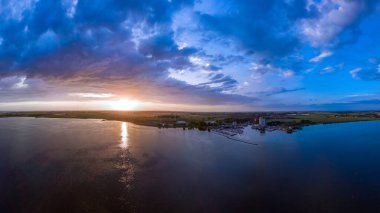 Bulutlu mavi gökyüzü ve güneş