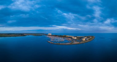 Bulutlu mavi gökyüzü ve güneş