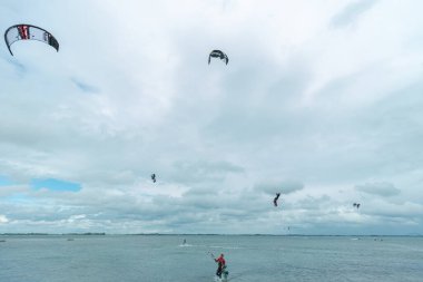 Uçurtmacı Almanya 'da Kuzey Denizi' nin üzerinde uçuyor.