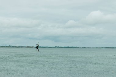 Uçurtmacı Almanya 'da Kuzey Denizi' nin üzerinde uçuyor.