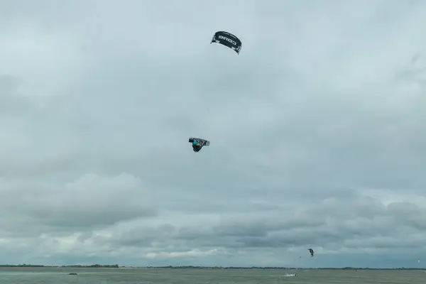 在德国，风筝冲浪者飞过北海的天空 — 图库照片