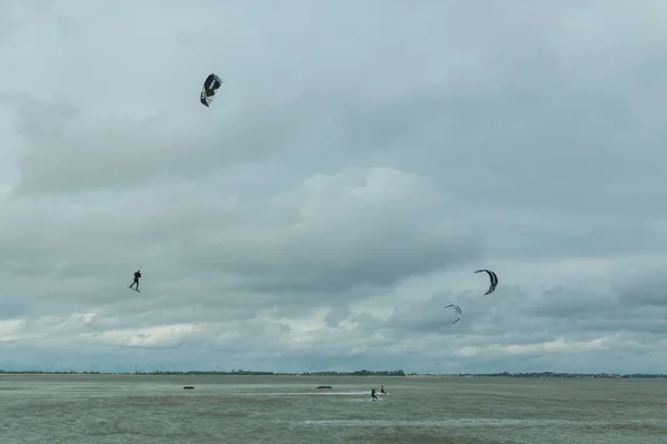 Kitesurfer voa através do céu do Mar do Norte na Alemanha — Fotografia de Stock