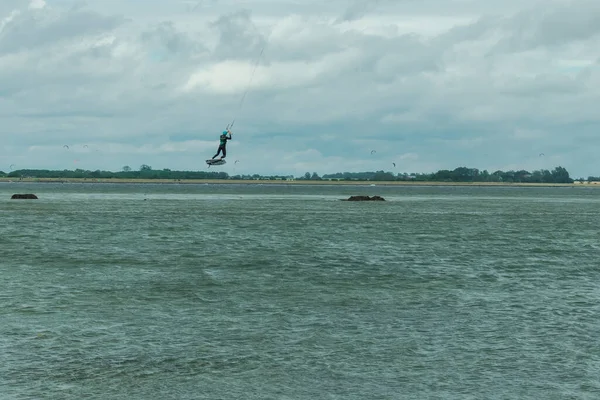 Kitesurfer vliegt door de lucht van de Noordzee in Duitsland — Stockfoto