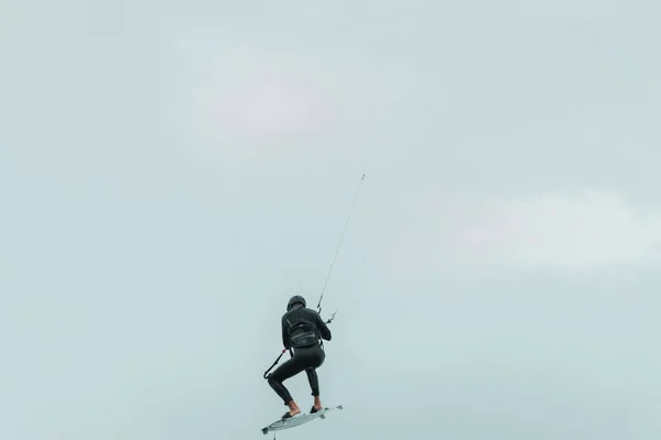 Kitesurfer voa através do céu do Mar do Norte na Alemanha — Fotografia de Stock