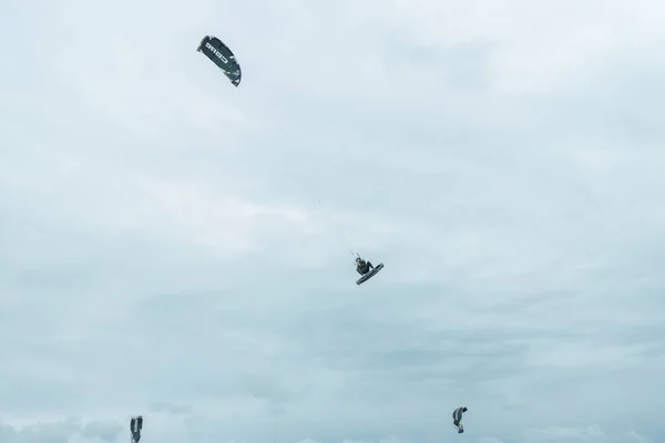 Kitesurfer voa através do céu do Mar do Norte na Alemanha — Fotografia de Stock