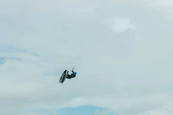在德国，风筝冲浪者飞过北海的天空 — 图库照片