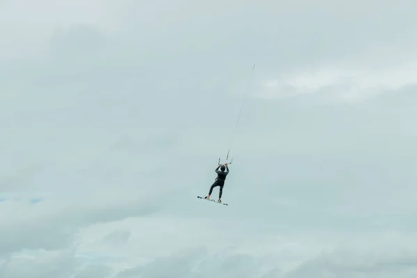 Kitesurfer vliegt door de lucht van de Noordzee in Duitsland — Stockfoto