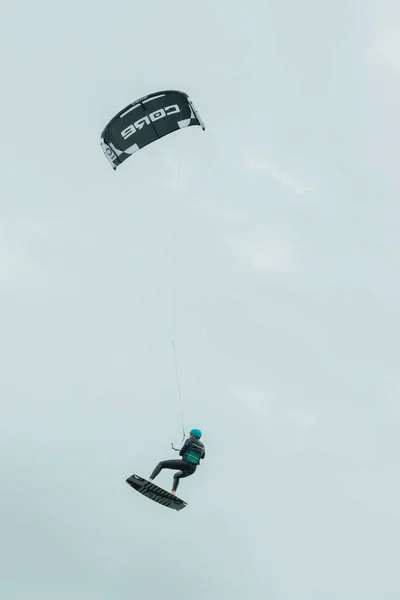 Kitesurfer lata po niebie Morza Północnego w Niemczech — Zdjęcie stockowe