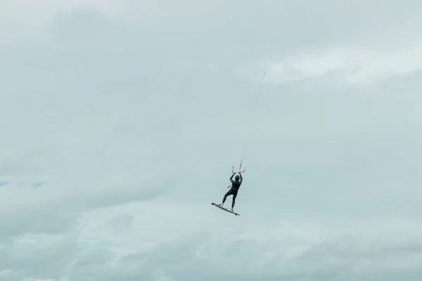 Kitesurfer voa através do céu do Mar do Norte na Alemanha — Fotografia de Stock