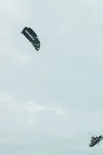 Kitesurfer vole à travers le ciel de la mer du Nord en Allemagne — Photo