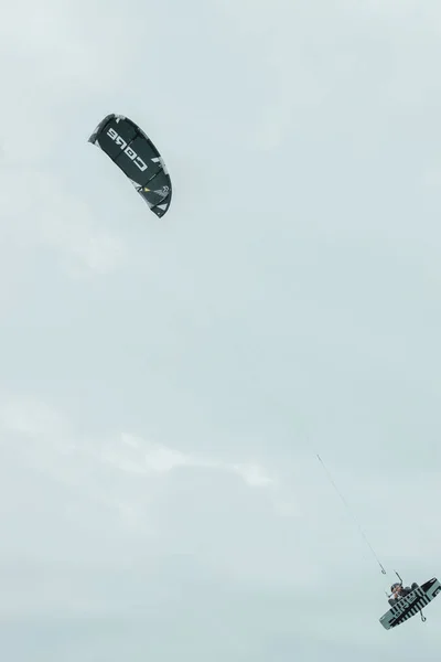 Kitesurfer voa através do céu do Mar do Norte na Alemanha — Fotografia de Stock