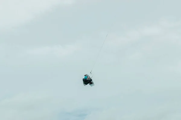 Kitesurfer πετά κατά μήκος του ουρανού της Βόρειας Θάλασσας στη Γερμανία — Φωτογραφία Αρχείου