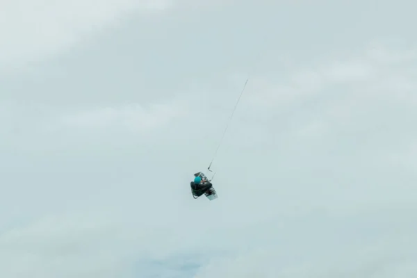 Kitesurfer voa através do céu do Mar do Norte na Alemanha — Fotografia de Stock