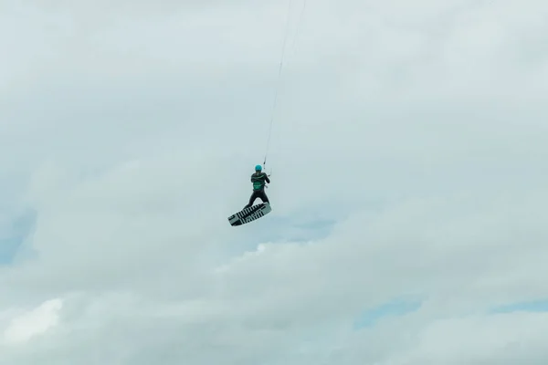 Kitesurfer vuela a través del cielo del Mar del Norte en Alemania — Foto de Stock