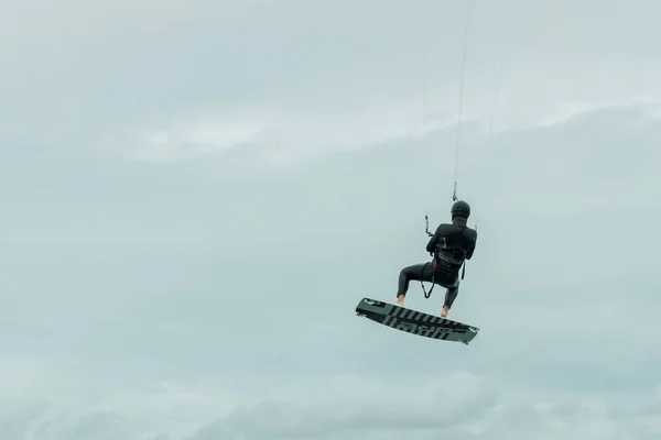 Kitesurfer vliegt door de lucht van de Noordzee in Duitsland — Stockfoto