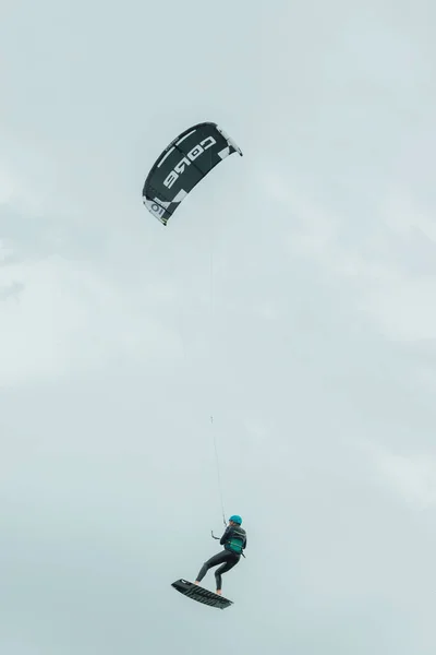 Kitesurfer voa através do céu do Mar do Norte na Alemanha — Fotografia de Stock