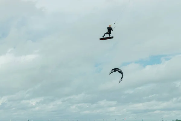 Kitesurfer vliegt door de lucht van de Noordzee in Duitsland — Stockfoto