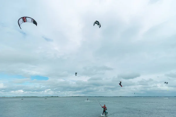 Kitesurfer voa através do céu do Mar do Norte na Alemanha — Fotografia de Stock