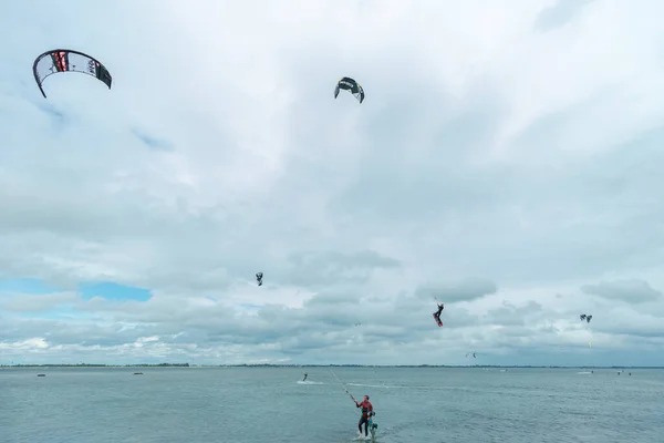 Kitesurfer flies across the sky of the North Sea in Germany — Stock Photo, Image