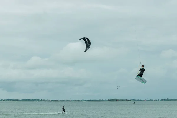 Kitesurfer vliegt door de lucht van de Noordzee in Duitsland — Stockfoto