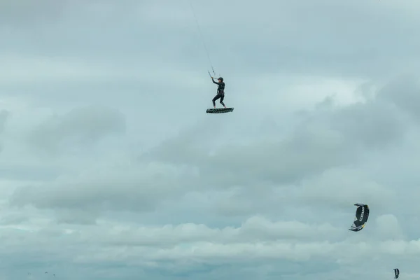 Kitesurfer voa através do céu do Mar do Norte na Alemanha — Fotografia de Stock