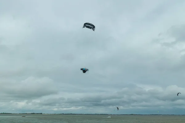 在德国，风筝冲浪者飞过北海的天空 — 图库照片