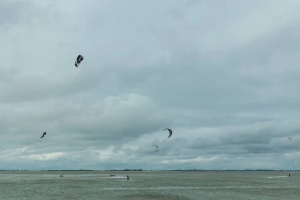 Kitesurfer vuela a través del cielo del Mar del Norte en Alemania — Foto de Stock