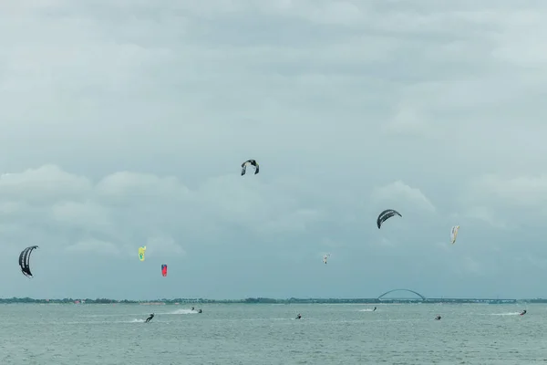 Kitesurfer lata po niebie Morza Północnego w Niemczech — Zdjęcie stockowe