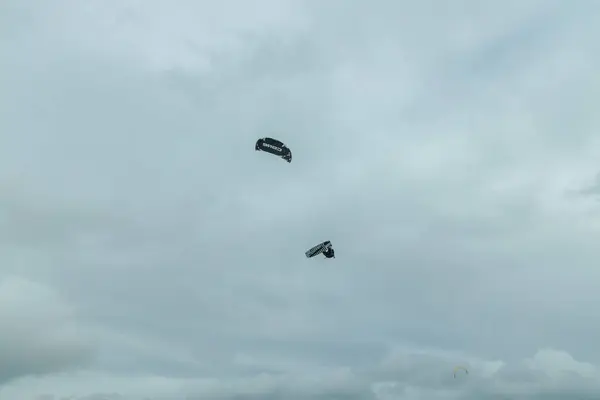 Kitesurfer fliegt über den Himmel der Nordsee in Deutschland — Stockfoto