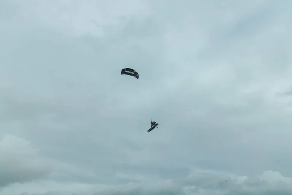 Kitesurfer vuela a través del cielo del Mar del Norte en Alemania — Foto de Stock