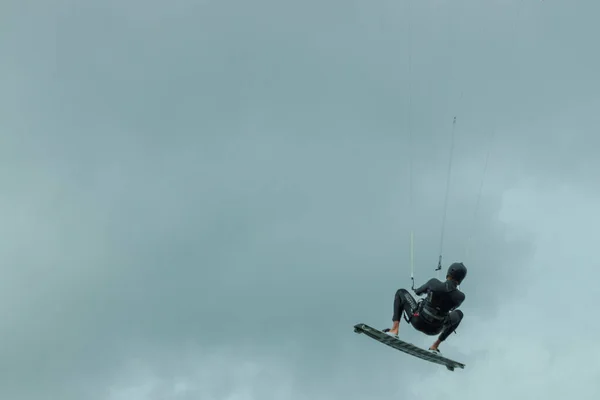 Kitesurfer vliegt door de lucht van de Noordzee in Duitsland — Stockfoto