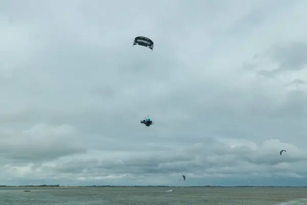 Kitesurfer lata po niebie Morza Północnego w Niemczech — Zdjęcie stockowe
