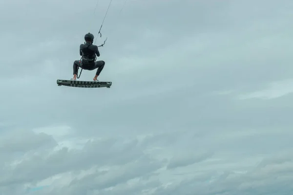 Kitesurfer voa através do céu do Mar do Norte na Alemanha — Fotografia de Stock