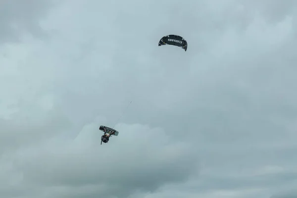 Kitesurfer vuela a través del cielo del Mar del Norte en Alemania —  Fotos de Stock