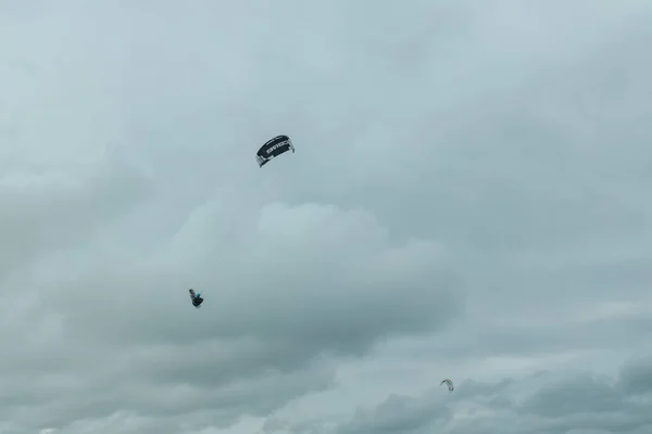 カイトサーファーはドイツの北海の空を飛ぶ — ストック写真