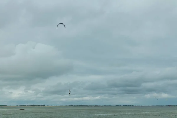 Kitesurfer vola attraverso il cielo del Mare del Nord in Germania — Foto Stock