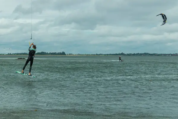 Kitesurfer vliegt door de lucht van de Noordzee in Duitsland — Stockfoto