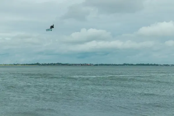 Kitesurfer vliegt door de lucht van de Noordzee in Duitsland — Stockfoto