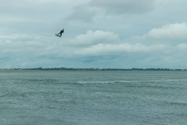 Kitesurfer voa através do céu do Mar do Norte na Alemanha — Fotografia de Stock