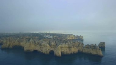 Portekiz 'in Atlantik kıyısındaki Ponda da Piedade bölgesinden insansız hava aracı görüntüleri.