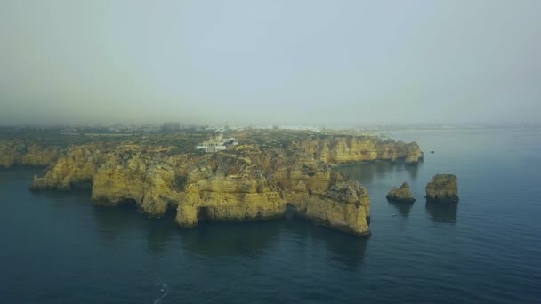 Drohnenaufnahmen von der portugiesischen Atlantikküste in der Region Ponda da Piedade — Stockvideo