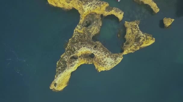 Portekiz 'in Atlantik kıyısındaki Ponda da Piedade bölgesinden insansız hava aracı görüntüleri. — Stok video