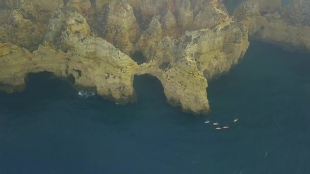 Images de drones de la côte atlantique du Portugal dans la région de Ponda da Piedade. lever le tourisme de pagaie. — Video