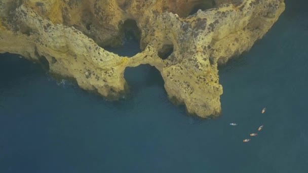 Drone beelden van de Atlantische kust van Portugal in het gebied Ponda da Piedade. stand up peddeltoerisme. — Stockvideo