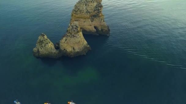 Drone footage from the Atlantic coast of Portugal in the Ponda da Piedade area. stand up paddle tourism. — Stock Video