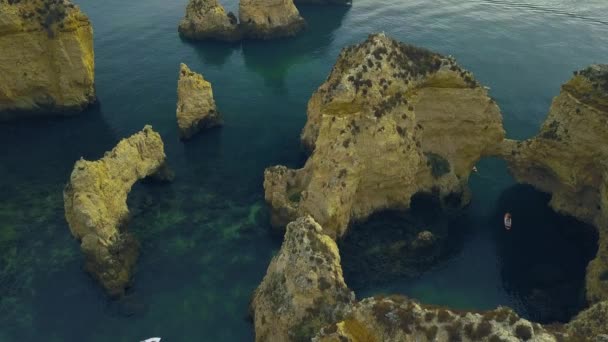 Portekiz 'in Atlantik kıyısındaki Ponda da Piedade bölgesinden insansız hava aracı görüntüleri. stand up paddle turizmi. — Stok video